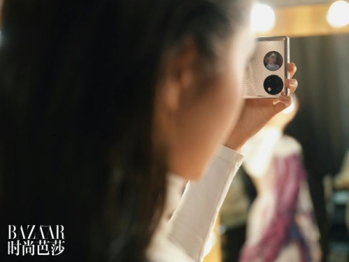 Huawei P50 Pocket засветился на «живых» рекламных снимках