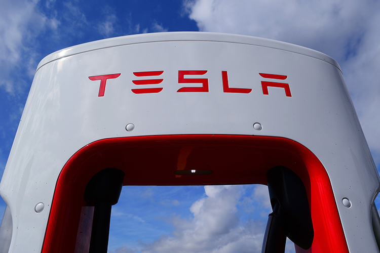 Tesla начала отзыв почти полумиллиона электромобилей из-за технических дефектов