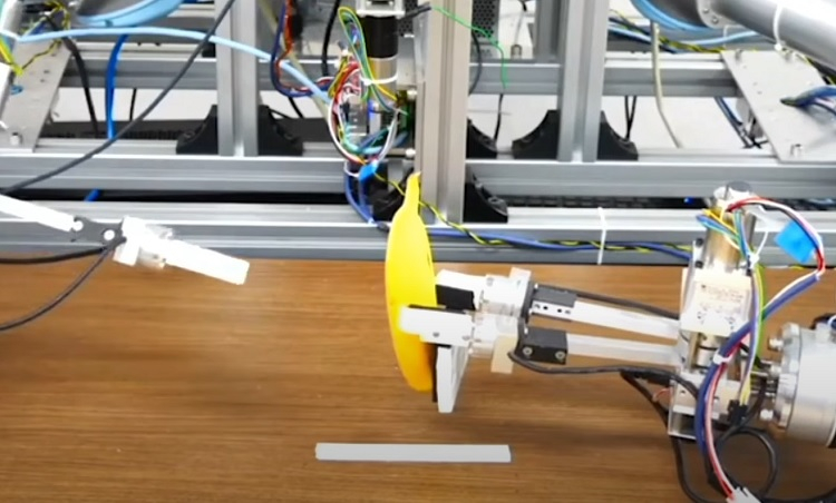Японские учёные научили робота аккуратно снимать кожуру с бананов