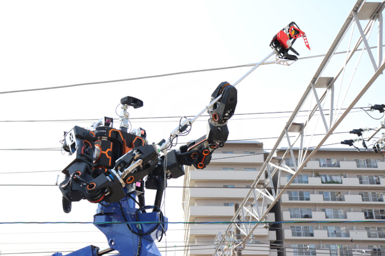 В Японии создали робота-гуманоида для работ на железной дороге