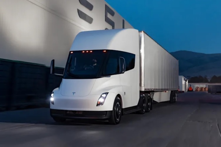 Tesla начала принимать предзаказы на электрические грузовики Semi