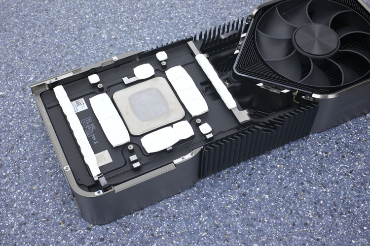 Cистема охлаждения эталонной GeForce RTX 4090 Ti показалась на фото — как у GeForce RTX 3090 Ti, но ещё больше