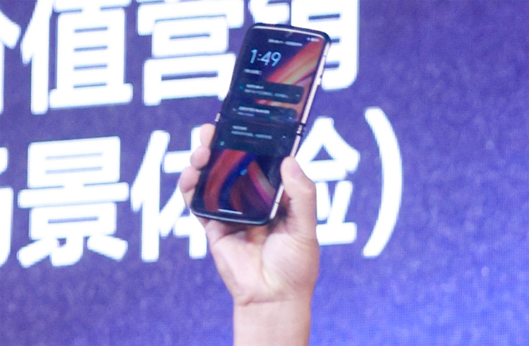 Motorola показала смартфон-раскладушку Razr 2022 с гибким дисплеем