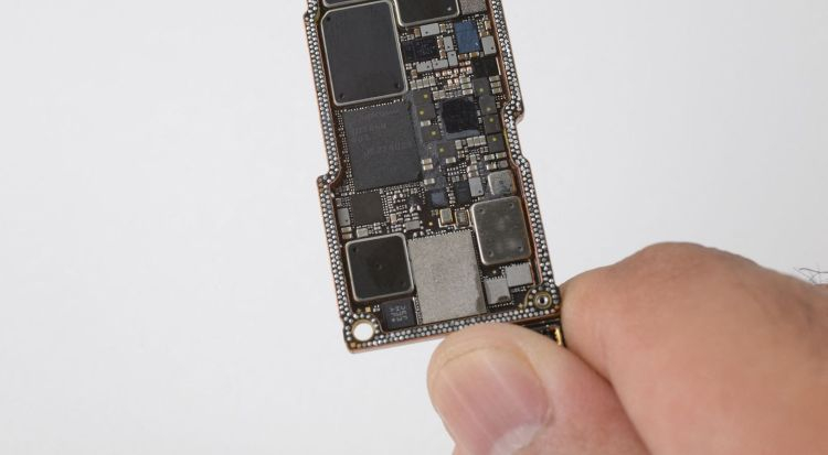 За спутниковую связь внутри iPhone 14 Pro Max отвечают компоненты Qualcomm и Apple