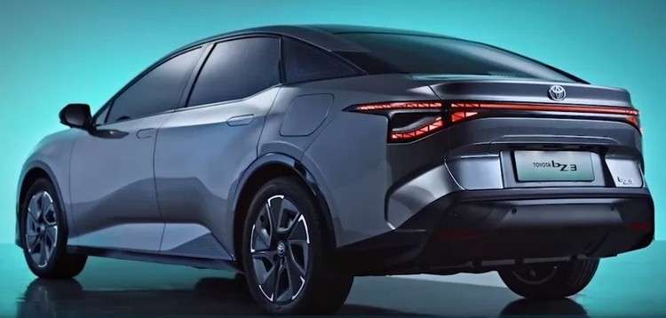 Toyota представила электрический седан bZ3 на китайский аккумуляторах BYD