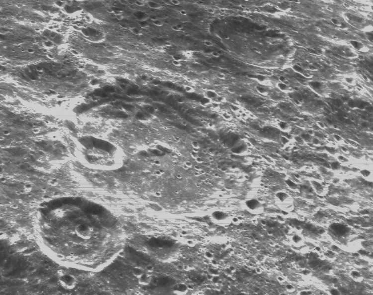 Корабль Orion прислал фотографии Луны, сделанные с близкой дистанции