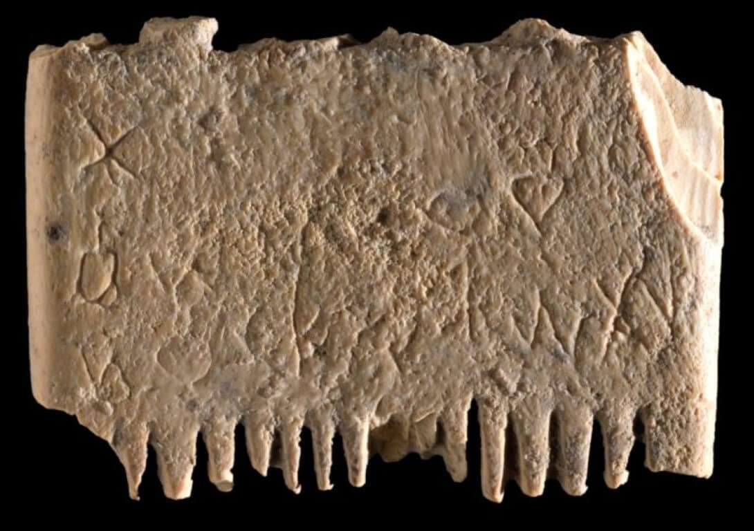 Ученые нашли и расшифровали самую древнюю надпись в мире. Старинный гребень с заклинанием. Фото.