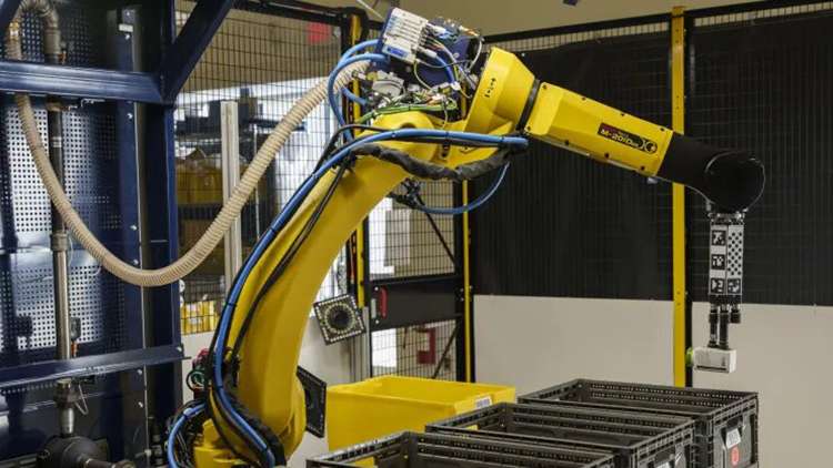 Amazon представила роботизированную руку-манипулятор Sparrow для рутинной работы в складах