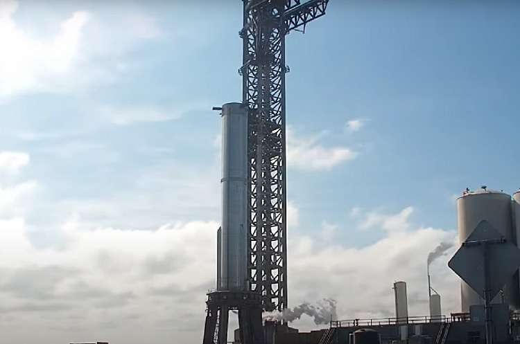 SpaceX провела статические огневые испытания ускорителя Super Heavy сразу с 14 двигателями