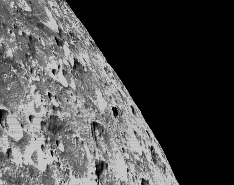 Корабль Orion прислал фотографии Луны, сделанные с близкой дистанции