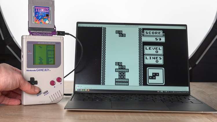 «Эмулятор на рельсах»: разработчик показал придуманный им адаптер, который позволяет транслировать игру с немодифицированной Game Boy