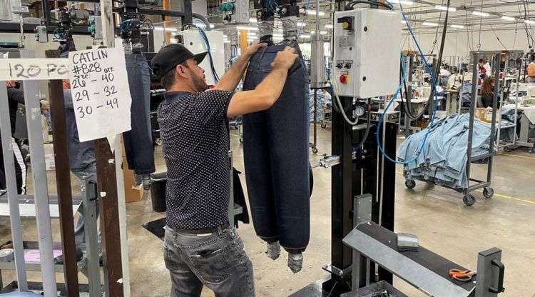 Siemens научила роботов шить джинсы