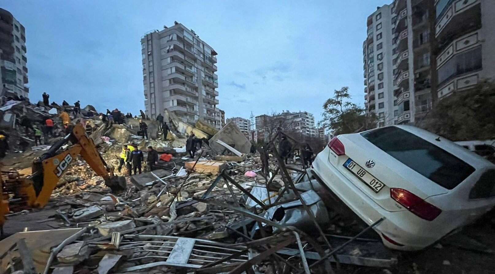 Из-за чего происходят землетрясения и почему они могут длиться годами. Последствия землетрясения в Турции, 2023 год. Фото.