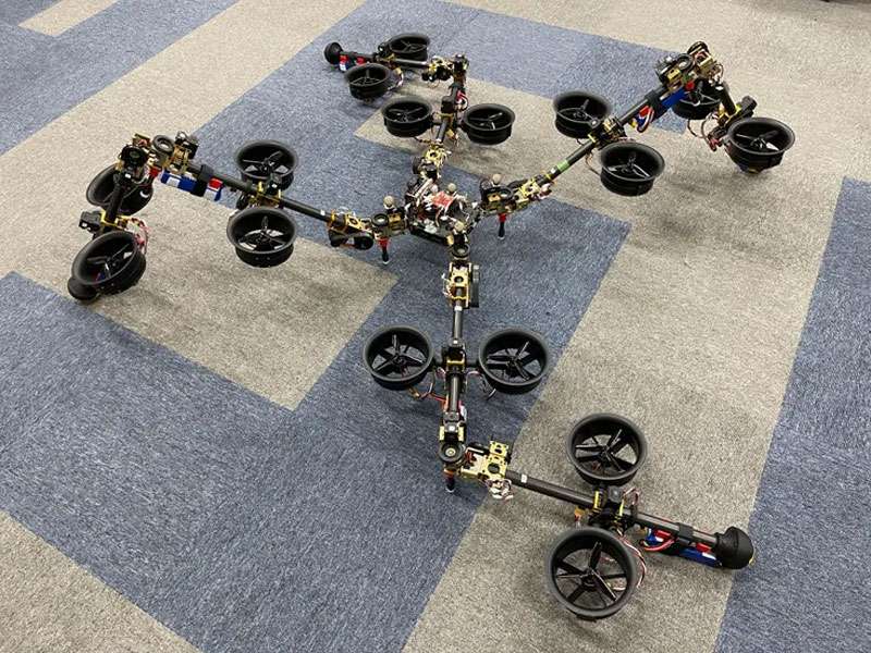 В Японии создали робота SPIDAR, который летает и ходит с помощью пропеллеров