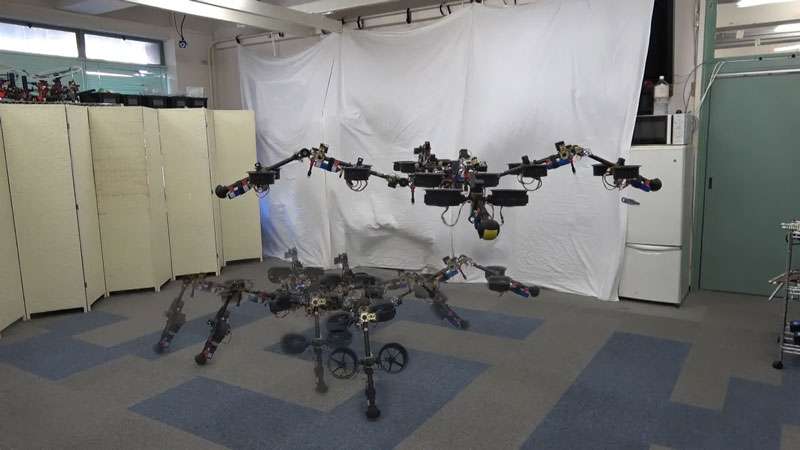 В Японии создали робота SPIDAR, который летает и ходит с помощью пропеллеров