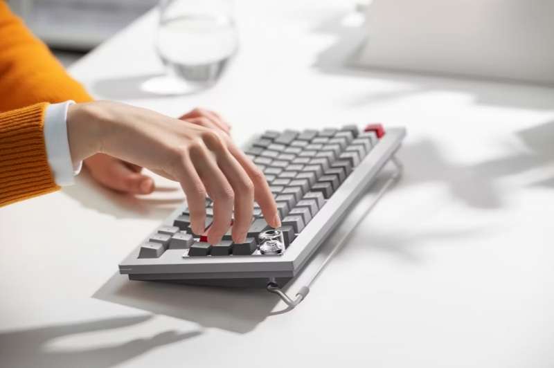 OnePlus представила свою первую клавиатуру — полностью программируемую механическую Keyboard 81 Pro