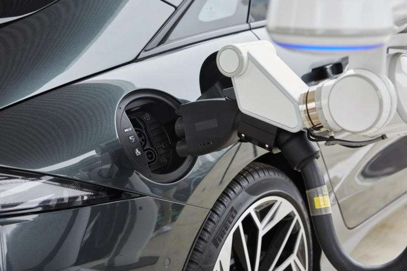 Hyundai показала робота ACR для автоматической зарядки электромобилей