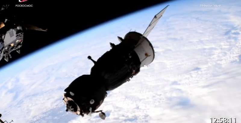 Пробитый корабль «Союз МС-22» отстыковался от МКС и направился к Земле
