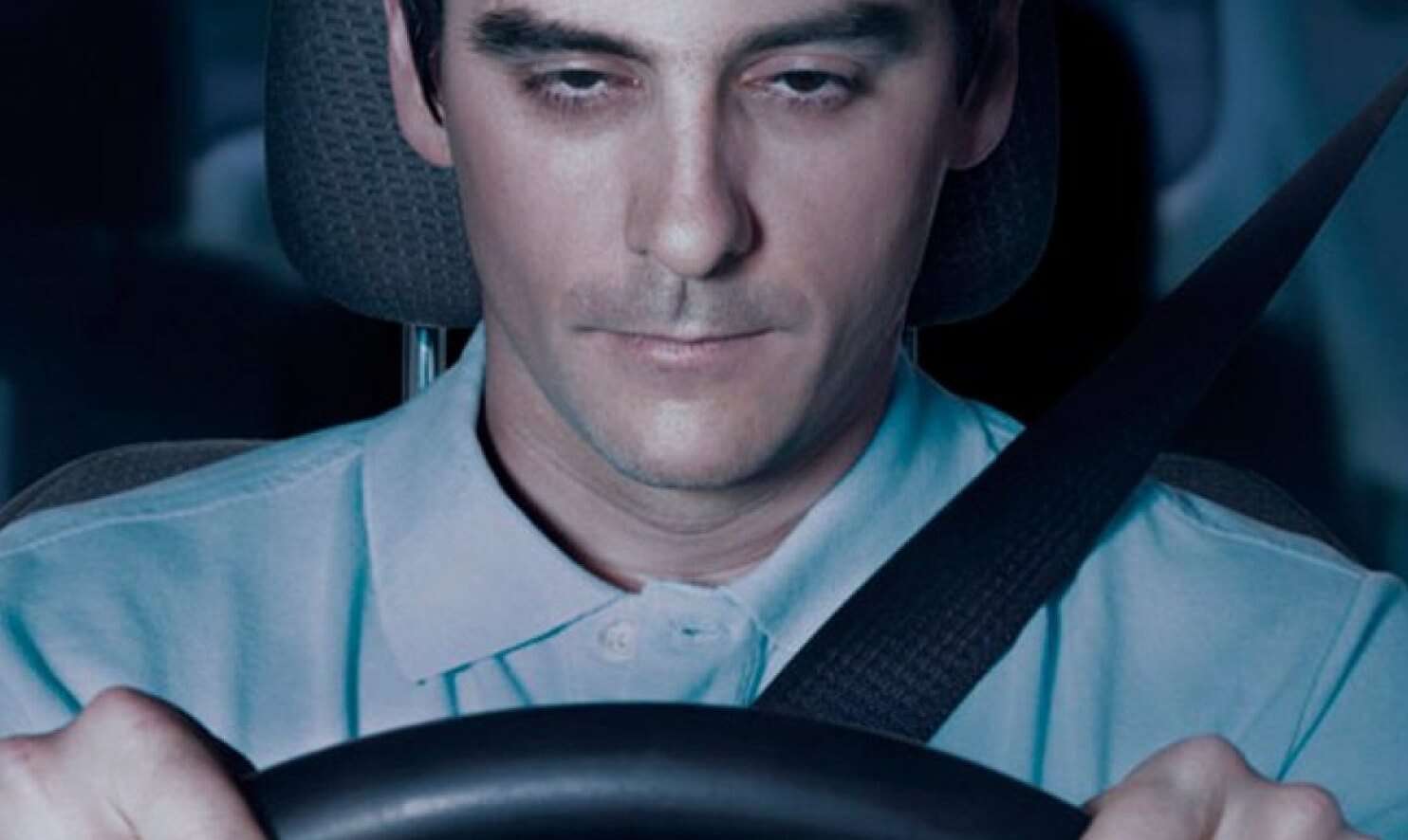 Сколько часов нужно спать перед вождением автомобиля, чтобы снизить риск аварии. Вождение в сонном виде это почти то же самое, что и пьяное вождение. Фото.