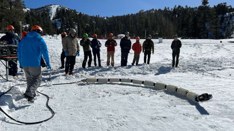 В NASA испытали робота-змею для исследования других миров — пока он ползает по песку, снегу и льду на Земле