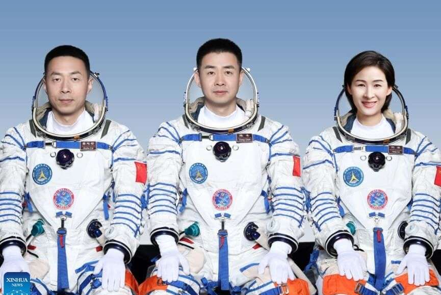 Для чего Китаю собственная космическая станция «Тяньгун»? Члены экипажа «Шэньчжоу-14», находящиеся на космической станции «Тяньгун». Фото.