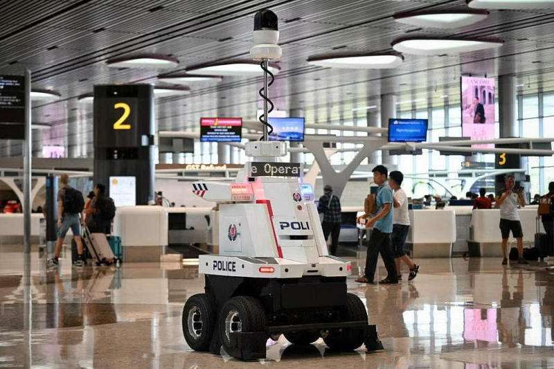 Сингапур начнут патрулировать полицейские роботы
