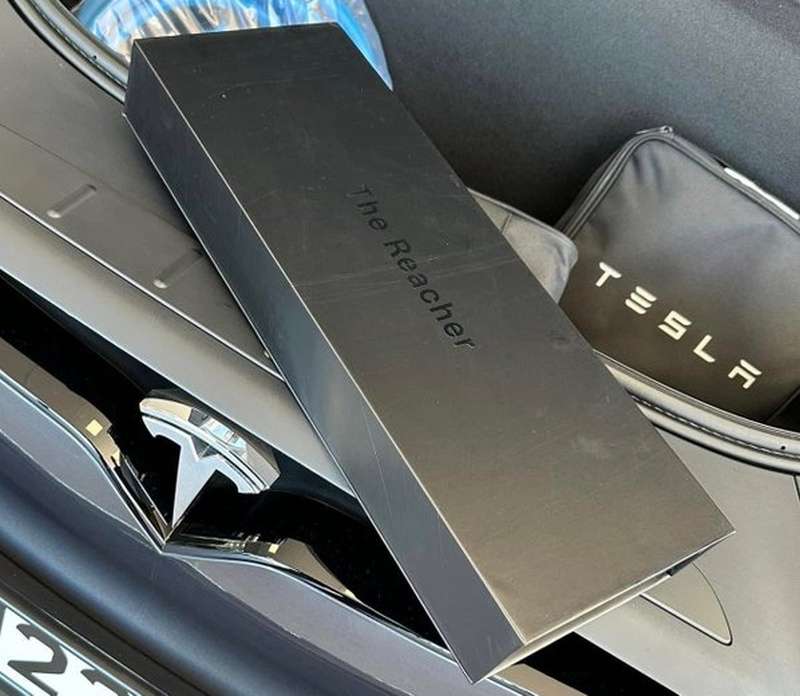 Tesla начала комплектовать «палкой-хваталкой» электромобили для Великобритании — вместо правого руля