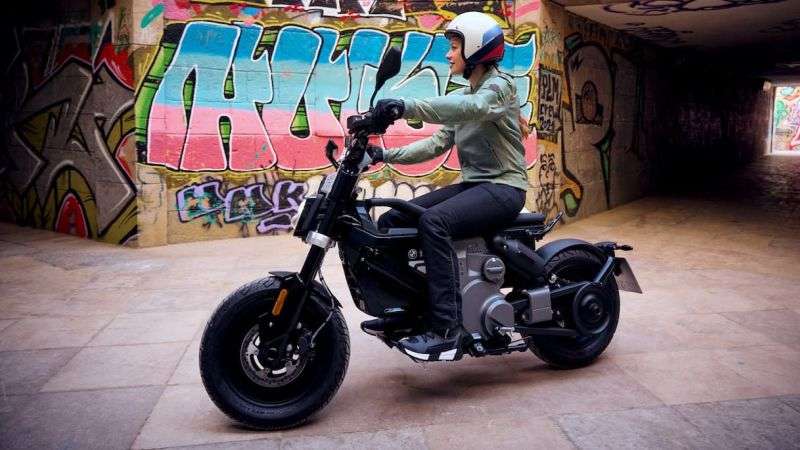 Электрический мотоцикл BMW CE 02 сочетает умеренную стоимость с запасом хода 90 км