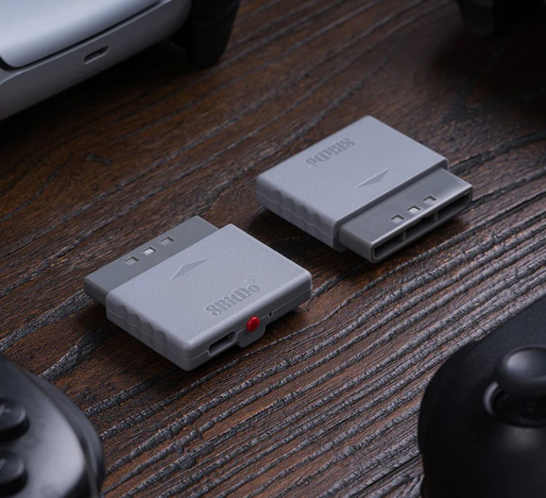 8BitDo выпустила адаптер для подключения современных геймпадов к Sony PlayStation 1 и PlayStation 2