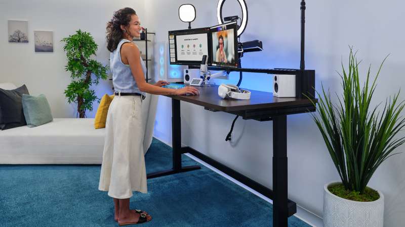 Corsair анонсировала двухметровый геймерский стол с электромотором, за которым можно играть как сидя, так и стоя