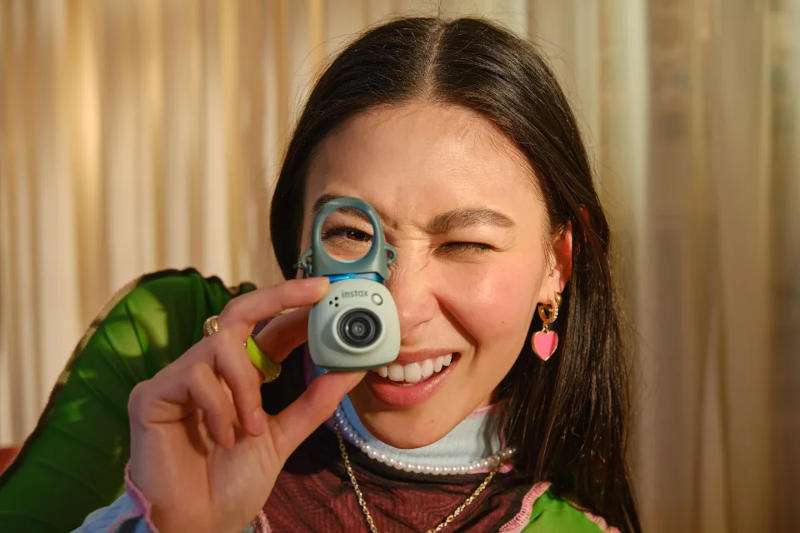 Fujifilm представила крошечную камеру Instax Pal с комплектным фотопринтером