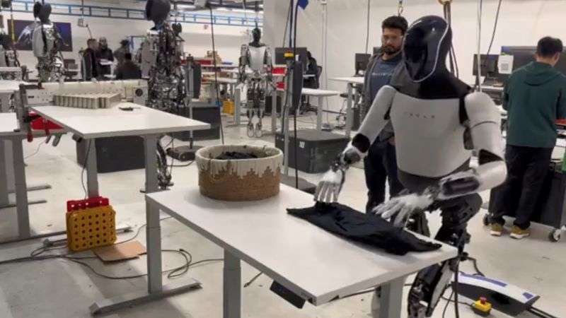 Маск похвалился, что робот Tesla Optimus может сложить футболку, но видео оказалось постановкой