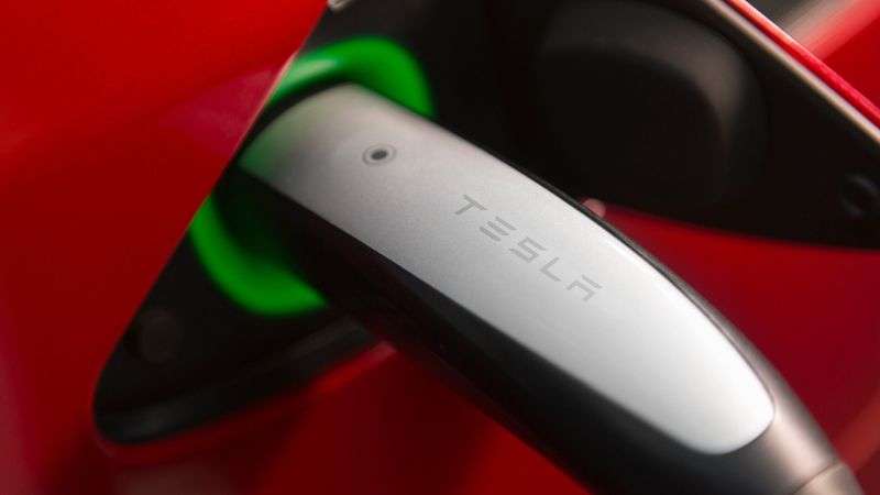 Некоторые электромобили Tesla стали дымиться при быстрой зарядке — это пар, и это нормально, успокоила Tesla