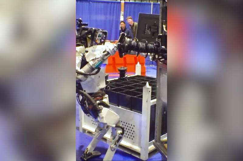 Человекоподобный робот Boston Dynamics Atlas научился перекладывать амортизаторы
