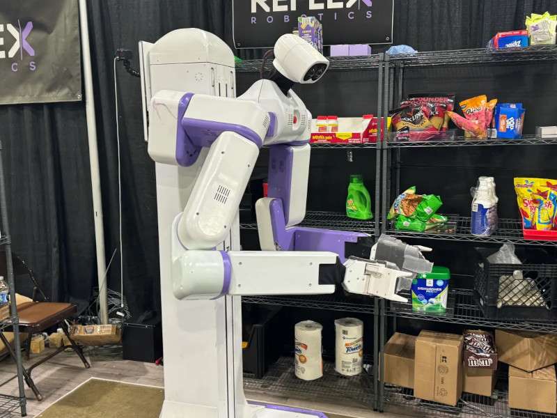 Reflex Robotics впечатлила публику роботом на колёсах, который ловко подаёт продукты по просьбе человека