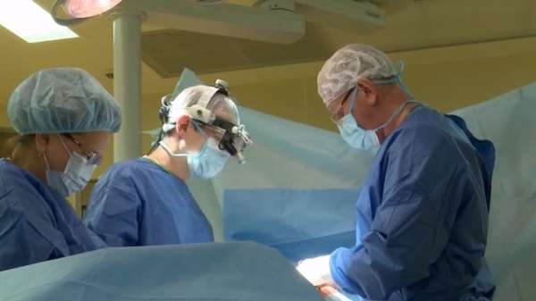 Робот с искусственным интеллектом начнет оперировать суставы в московской больнице
