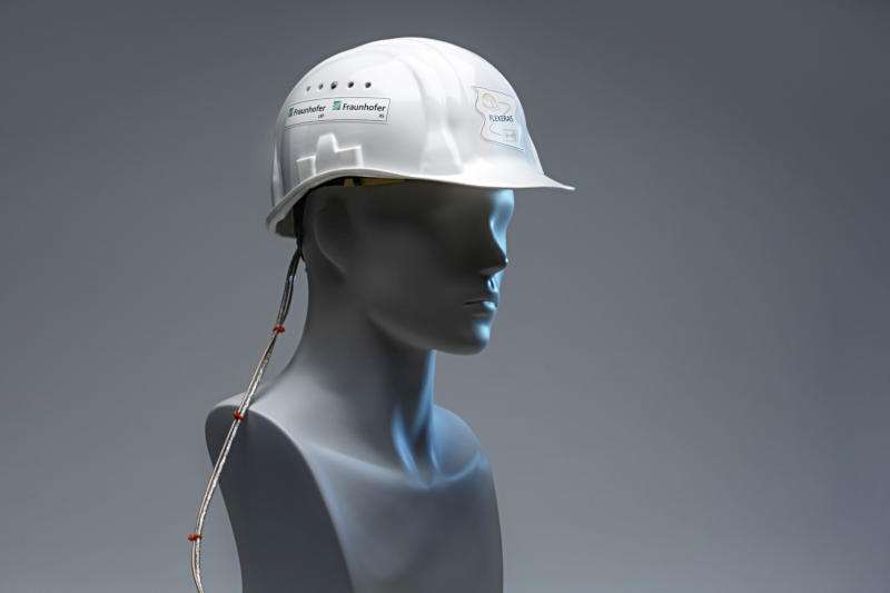Немецкие учёные разработали шлем с датчиком тряски для бульдозеристов и экскаваторщиков